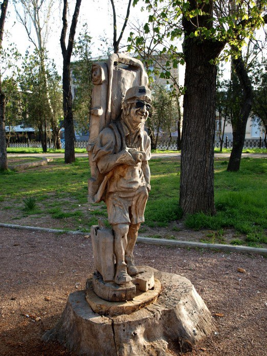 Памятник туристам. Монументальная скульптура из дерева