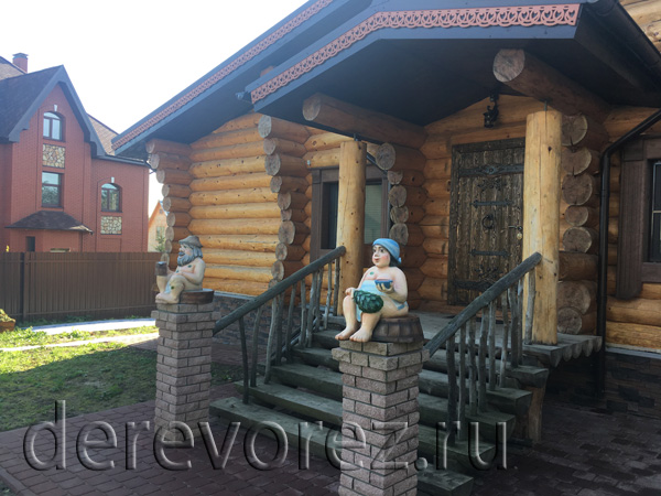 Деревянные скульптуры на вход в баню