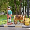 Парковая скульптура. Солдат у пушки
