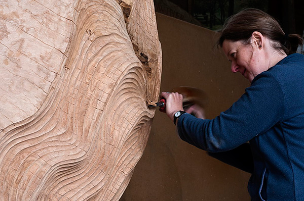 Элисон Кроутер вырезает свои скульптуры