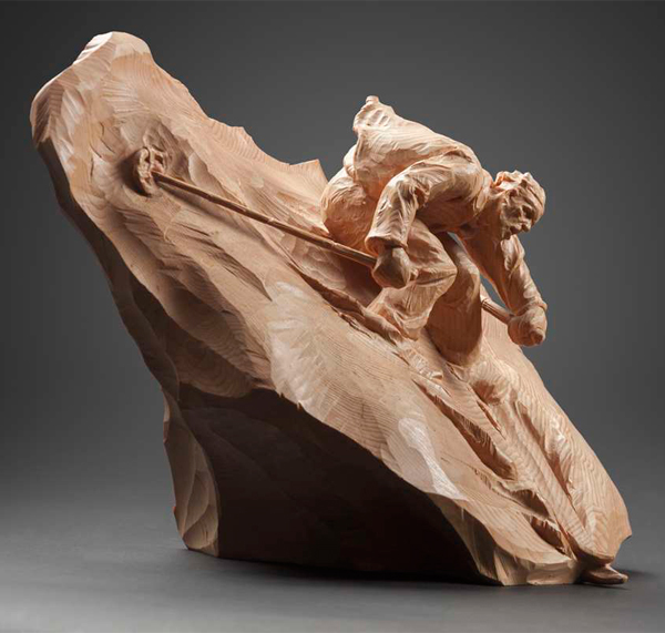 Динамичная скульптура лыжника из дерева