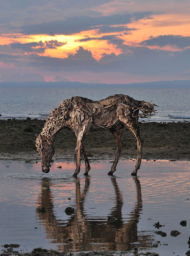 Скульптура лошади на водопое. Автор Джеймс Доран-Уэбб 