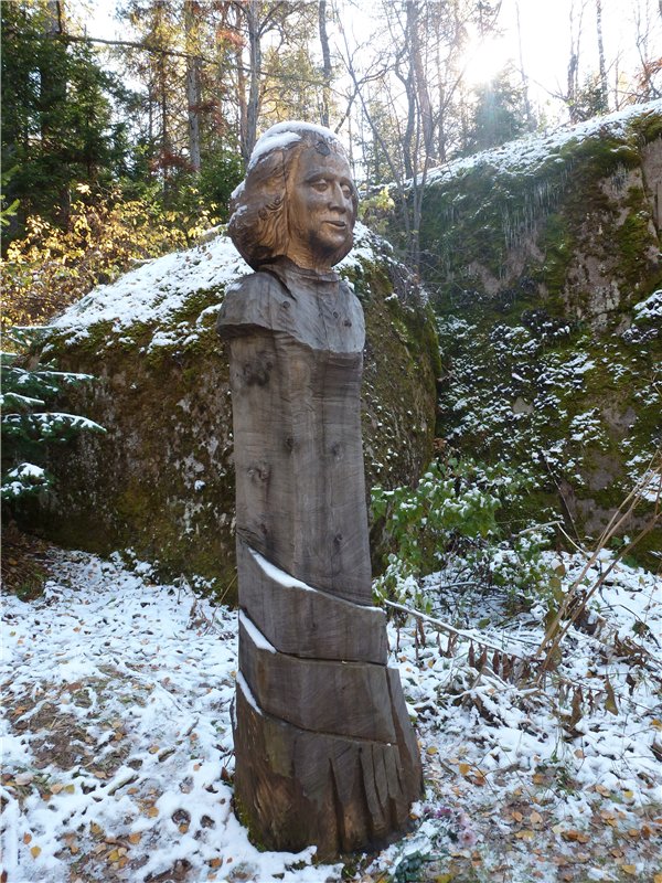 Памятник Елене Крутовской. Монументальная скульптура из дерева