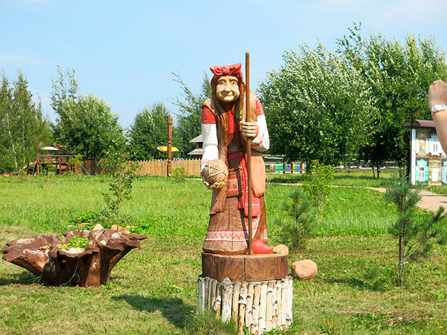 Баба яга в Русском парке на аллее сказок
