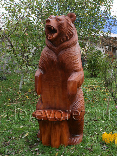 Скульптура-кресло в виде медведя