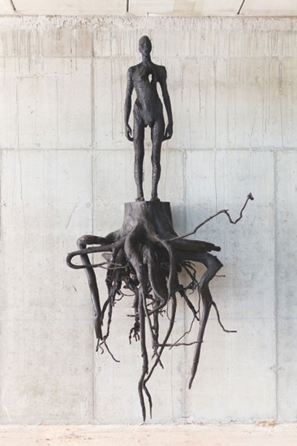 Скульптура Heimat. Aron Demetz