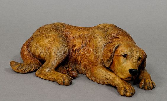 Скульптура собаки из дерева