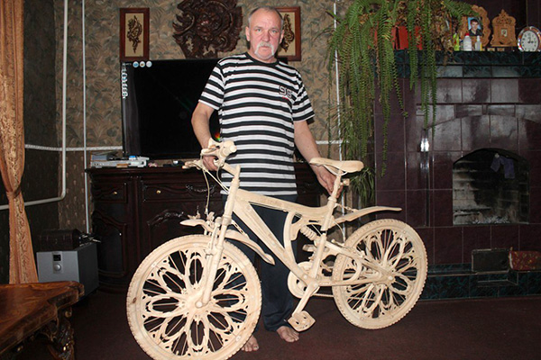 Сергей Пашин и его деревянный велосипед