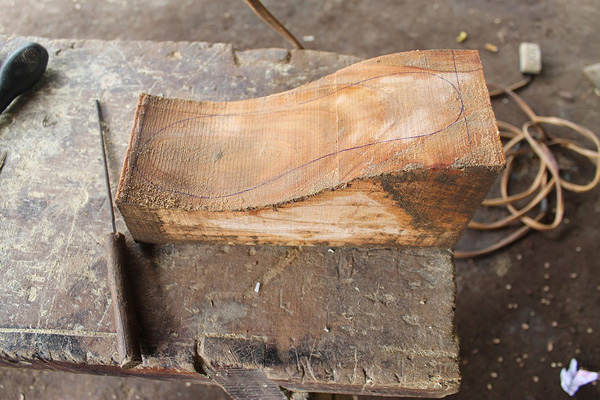 LanVy Nguyen – женская обувь на резной деревянной танкетке