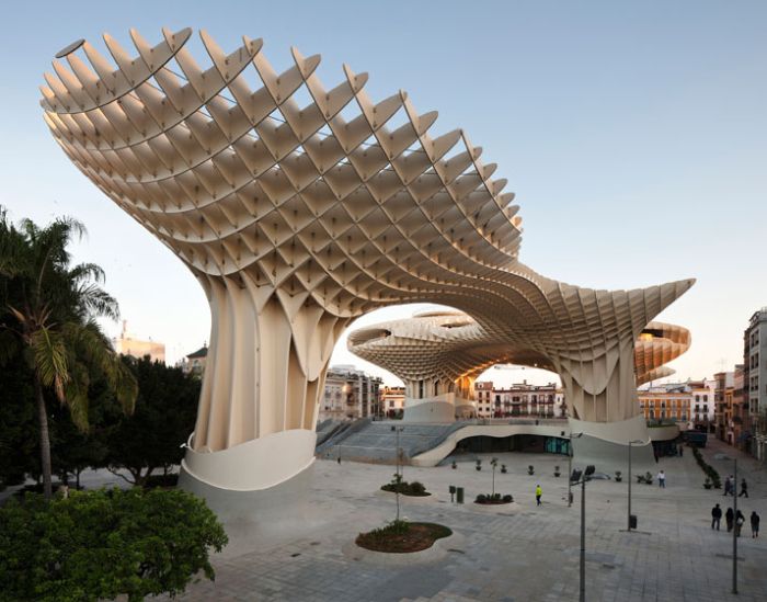 Огромная скульптурная инсталяция из дерева в Испании