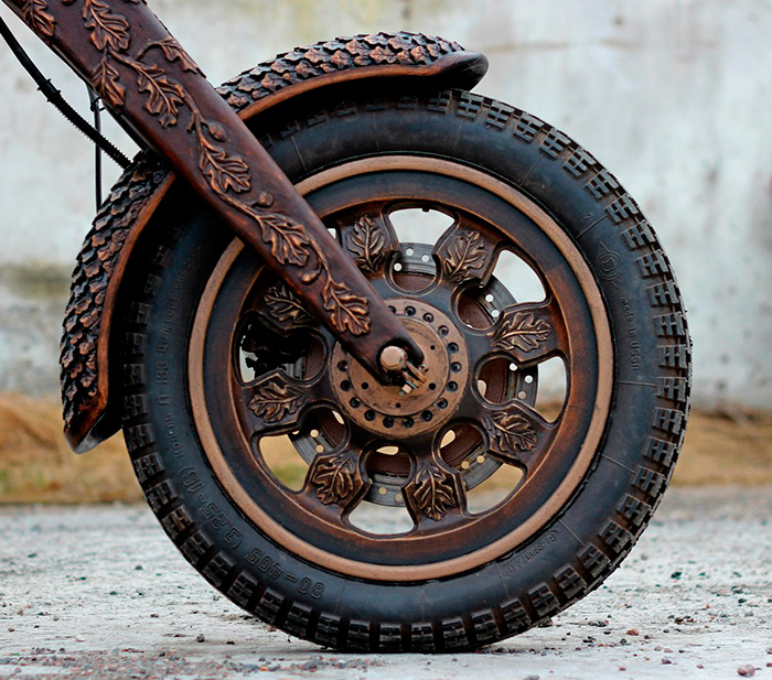 Резное колесо деревянного байка