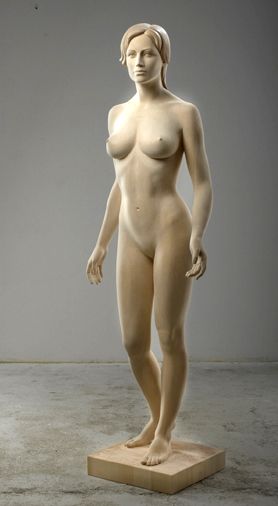 Скульптурная резьба обнажённой девушки