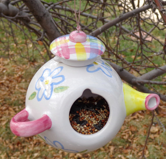 оригинальная кормушка для птиц из керамического чайника