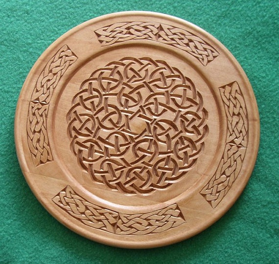 тарелка с геометрической резьбой