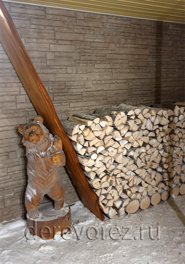 Эксклюзивная дровница. Скульптура медведя поддерживает кладницу дров