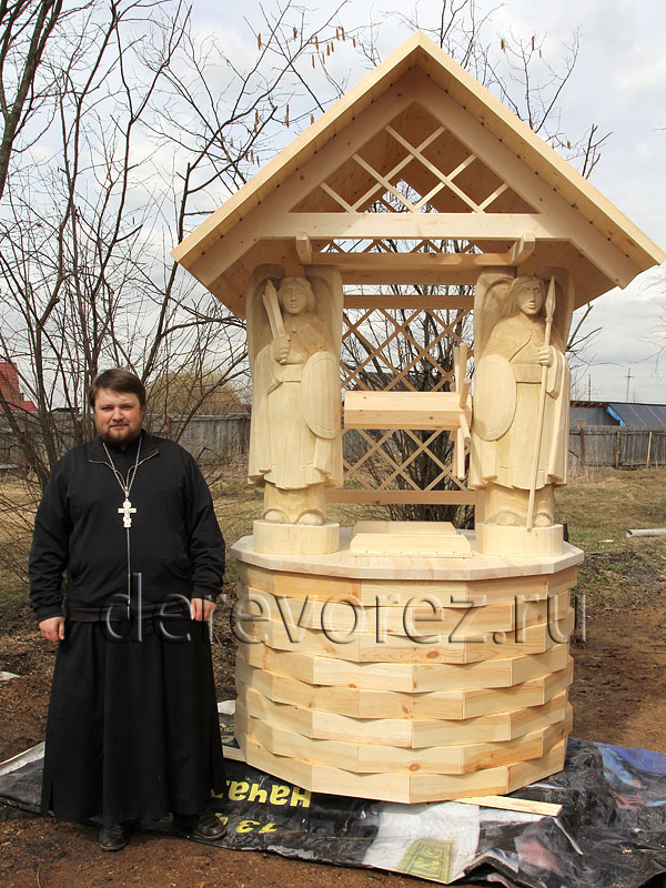 Заказчик, отец Андрей, рядом с домиком для колодца