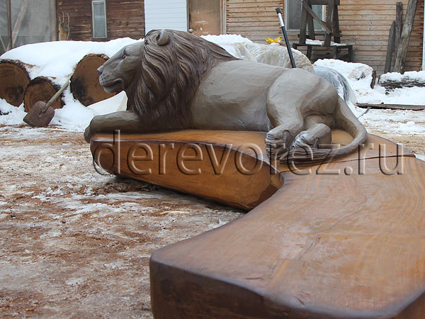 скульптурная композиция - лев на лавочке