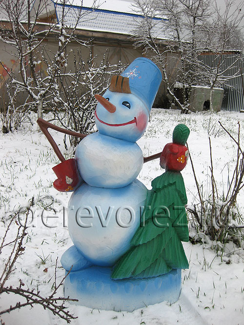 Деревянная скульптура снеговика