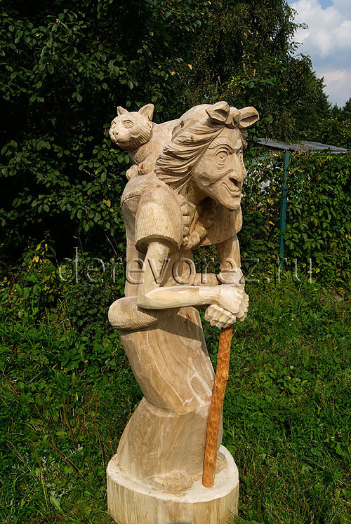 Деревянная скульптура бабы яги